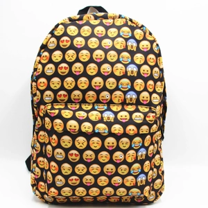 Dettaglio dello zaino unicorno con stampa 3D, motivo emoji e tasca anteriore