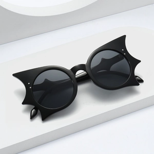 Lunettes de soleil gothique ailes de chauve-souris avec monture noire mate et verres sombres