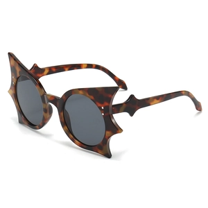 Lunettes de soleil forme aile de chauve-souris avec monture écaille de tortue chic