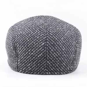 Vue arrière de la casquette plate en laine d'hiver avec motif à carreaux noir et blanc