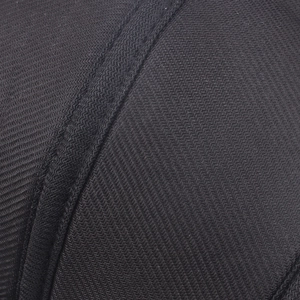 Gros plan du bonnet d'hiver en laine noire avec coutures renforcées et maille fine
