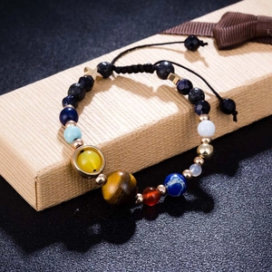 Sonnensystem Armband mit Natursteinperlen der Planeten auf einer Geschenkbox