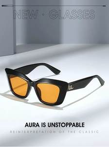 Détail de la monture noire avec verres orange et logo doré sur le côté des lunettes