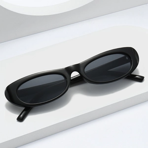 Lunettes de soleil ovales noires tendance avec verres polarisés sur support géométrique