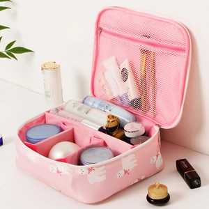 Offene rosa Kosmetiktasche mit Katzenprint, Netzfächern und praktischer Inneneinteilung