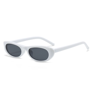 Lunettes de soleil ovales blanches minimalistes avec verres gris foncé vue de côté 45°