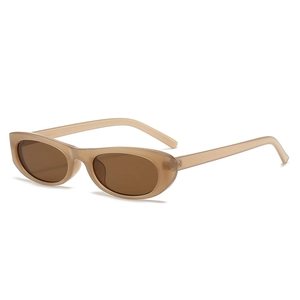 Lunettes de soleil ovales rétro caramel transparent avec verres bruns vue de 45 degrés