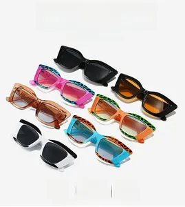 Détail de lunettes de soleil œil-de-chat tendance en imprimé léopard et couleurs vives