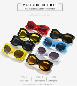Dettaglio degli occhiali da sole ovali stile Y2K disponibili in vari colori vivaci