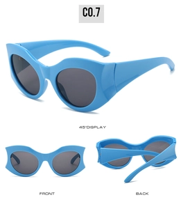 Tre viste che mostrano fronte e retro degli occhiali da sole ovali Y2K blu