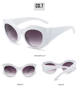 Display a tre viste di occhiali da sole Y2K bianchi oversize con lenti sfumate e aste larghe