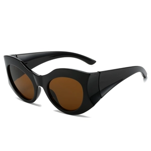 Occhiali da sole ovali Y2K con montatura nera lucida e lenti color marrone scuro retrò
