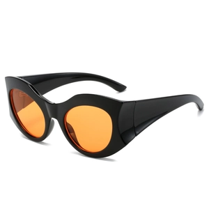 Occhiali da sole Y2K oversize alla moda con montatura nera e lenti color arancio