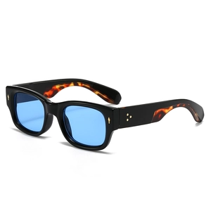 Lunettes de soleil rétro à monture étroite, verres bleus et clous métalliques décoratifs noirs