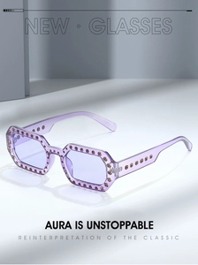 Dettaglio di occhiali da sole esagonali lavanda con strass champagne su base grigia trendy