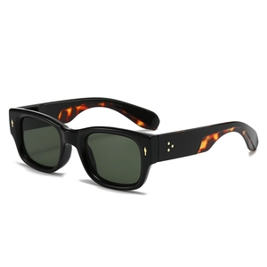 Lunettes de soleil rectangulaires en acétate noir avec verres verts et rivets en métal