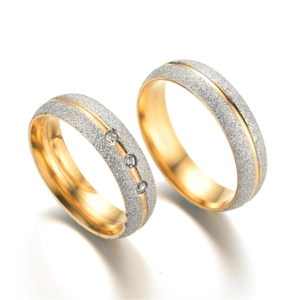 Mattierte Partnerringe aus Titanstahl mit Silbersandstrahl-Finish und Gold-Inlay