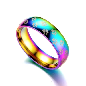 Anello in acciaio al titanio arcobaleno con motivi a zampa incisi in finitura colorata