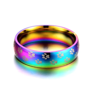 Anello arcobaleno in acciaio al titanio con impronte di gatto e finitura sfumata vivace