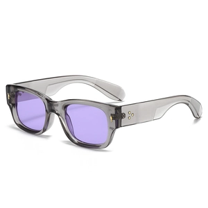 Lunettes de soleil carrées à verres violets avec monture grise transparente et rivets