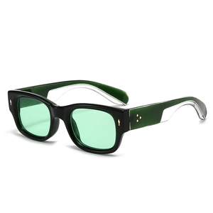 Lunettes de soleil rétro à monture noire, verres verts et rivets dorés sur les branches