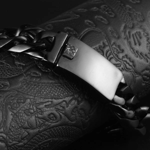 Bracciale cubano nero opaco da uomo con piastra metallica liscia alla moda