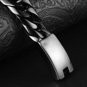 Bracciale da uomo in acciaio 316L nero opaco con maglia cubana e robusta fibbia