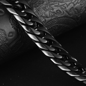 Bracciale da uomo a catena cubana in acciaio al titanio grigio canna di fucile su pelle