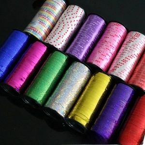 Dettaglio macro di nastri decorativi colorati con scritte Happy Birthday stampate