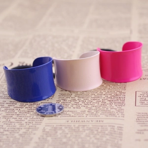 Detail of wide alloy hair rings in navy, pink, and rose red with a size reference coin