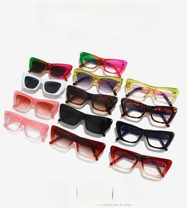 Détail d'une matrice de douze lunettes de soleil œil de chat aux couleurs assorties