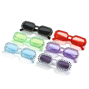 Occhiali da sole quadrati chic con montature ricoperte di diamanti in vari colori vivaci
