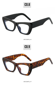 Détail à 45 degrés de lunettes de soleil œil de chat en noir et écaille de tortue