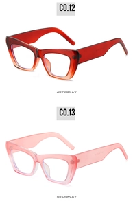 Vue détaillée de deux montures de lunettes œil-de-chat en dégradé orange et rose résine