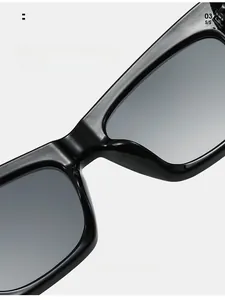 Détail des plaquettes de nez intégrées sur les lunettes de soleil noires œil-de-chat