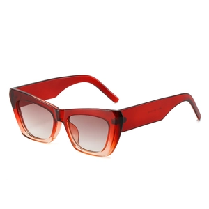 Lunettes de soleil œil de chat monture dégradé rouge et verres gris sur blanc