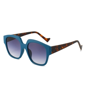 Fashion oversized sunglasses with blue frames, tortoiseshell temples and gradient lenses