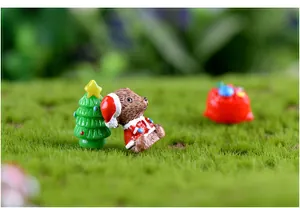 Nahaufnahme von Harz-Weihnachtsbär mit Minibaum und Geschenktüte für Moos-Landschaft