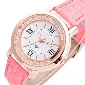 Details von rosa Kunstlederarmband und roségoldener Strasslünette mit römischen Ziffern