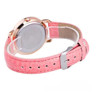 Detailansicht des Edelstahlgehäuses und des rosa Kunstlederarmbands mit Dornschließe