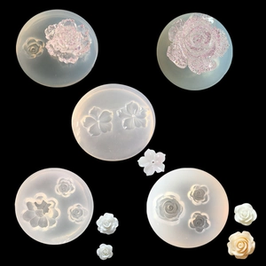 Vue macro de moules en silicone avec des fleurs de rose et de cerisier en résine