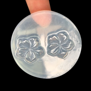 Détail du moule en silicone transparent avec deux cavités de fleurs pour bijoux DIY