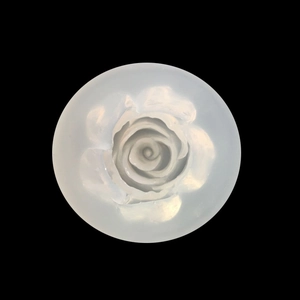 Vue de dessus d'un moule en silicone rond avec un motif détaillé de rose en 3D