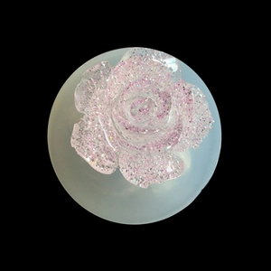 Détail d'un moule de rose en résine pailletée rose pour la création de bijoux DIY