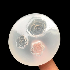 Détail du moule en silicone translucide avec trois formes de roses pour résine