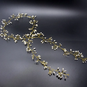 Detail of 1.5M bridal hair vine with gold wire, white pearls and clear crystal beads