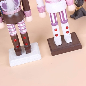 Schiaccianoci di Natale rosa con dettagli glitter e gemma rossa su base di supporto