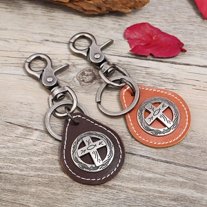 Porte-clés vintage en cuir avec croix en argent antique, marron foncé et fauve
