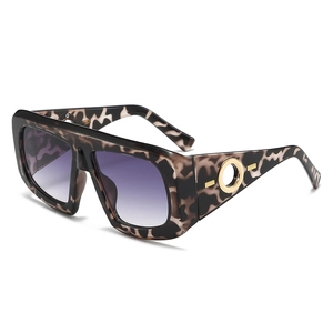 Occhiali da sole quadrati oversize alla moda con montatura leopardata e lenti viola sfumate