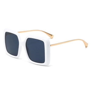 Lunettes de soleil carrées blanches surdimensionnées avec branches en métal doré